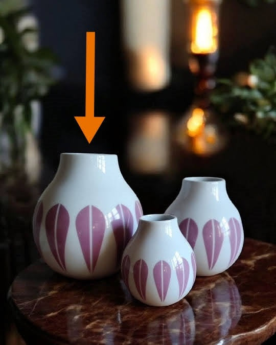 Vase i porcelæn med Lotus mønster
