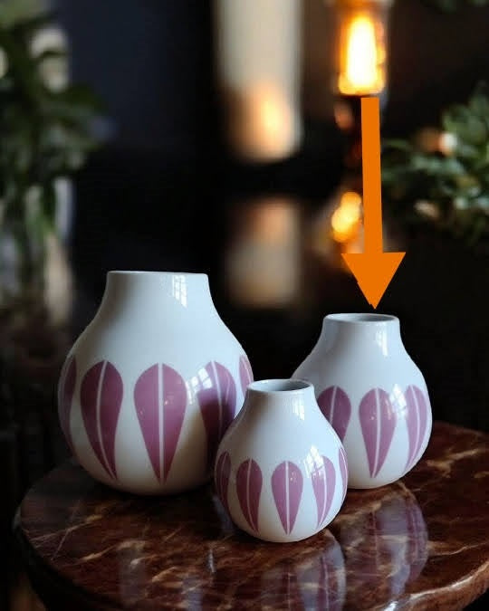 Vase i porcelæn med Lotus mønster