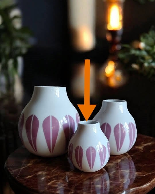 Vase i porcelæn med Lotus mønster