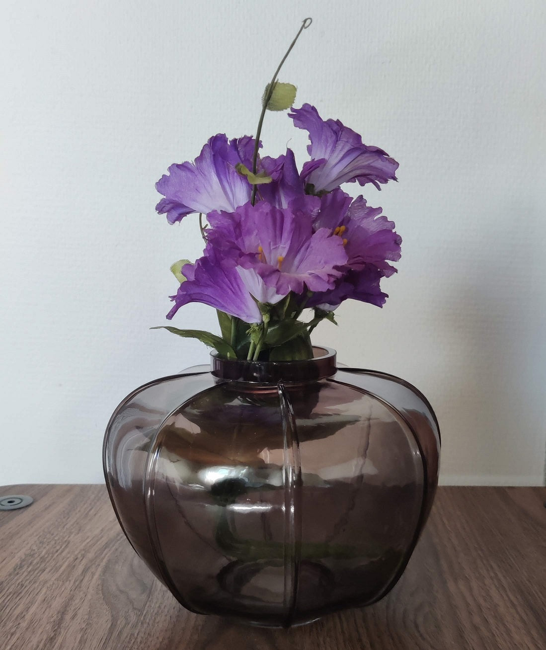 Vase i røgfarvet glas fra Lene Bjerre