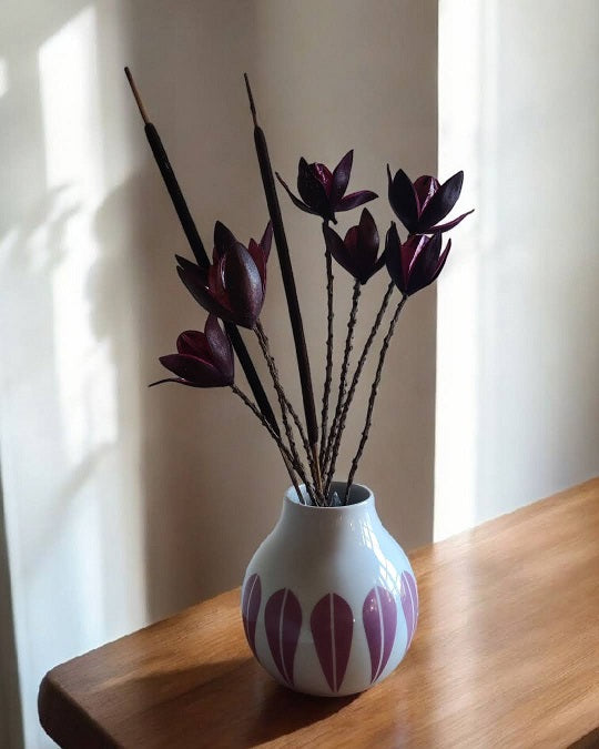 Vase i porcelæn med Lotus mønster