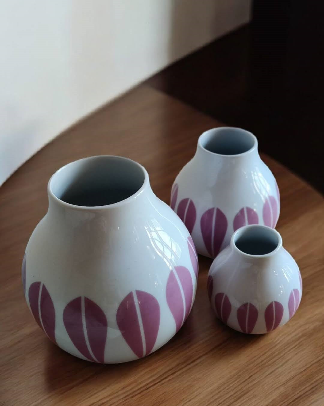 Vase i porcelæn med Lotus mønster