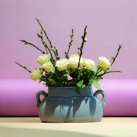 Keramikvase med to små hanke, een på hver side. Vasen er lav men bred.