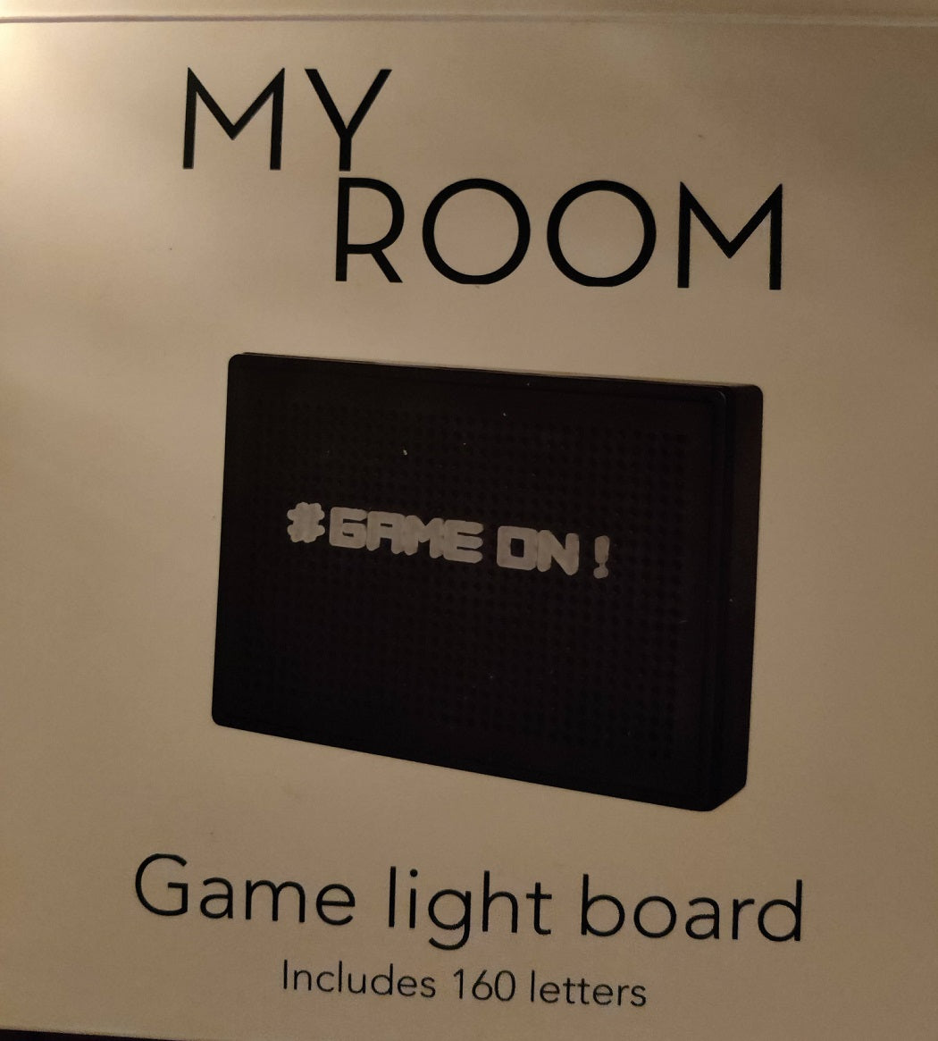 Sort æske i plast med huller så tilhørende bogstaver kan passe ind. Der medfølger 160 bogstaver så du kan skrive hvad du vil og din text vil automatisk blive oplyst på game light boardet.