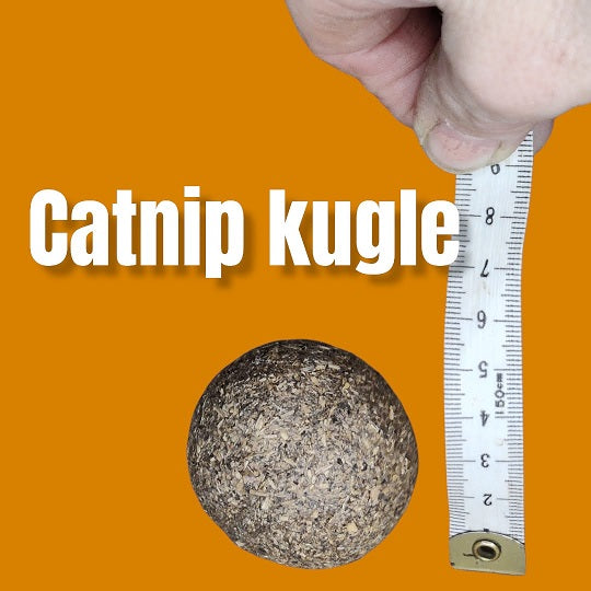 en kugle lavet af tørret catnip - som på dansk er en urt som kaldes katteurt. Kuglen vil trille væk fra katten når den leger og det vil enhver kat synes er både interessant og sjovt.