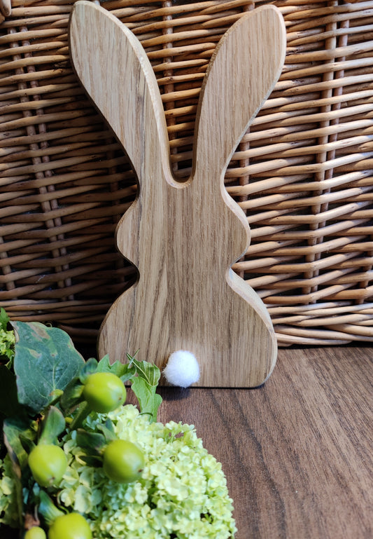 Omrids af en kanin udført i stavlimet egetræ og olieret hererfter. Kaninen ses bagfra og har derfor ikke øjne men har en fin hvid haledusk. Fåes i to størrelser - stor og lille. Den store er 19 cm høj  og den lille er 14,5 cm høj. De er begge 2 cm tykke og kan derfor stå af sig selv - som pynt.