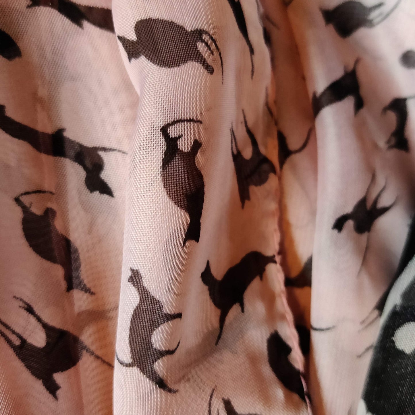 Tørklæde med masser af sorte katte på rosa baggrund