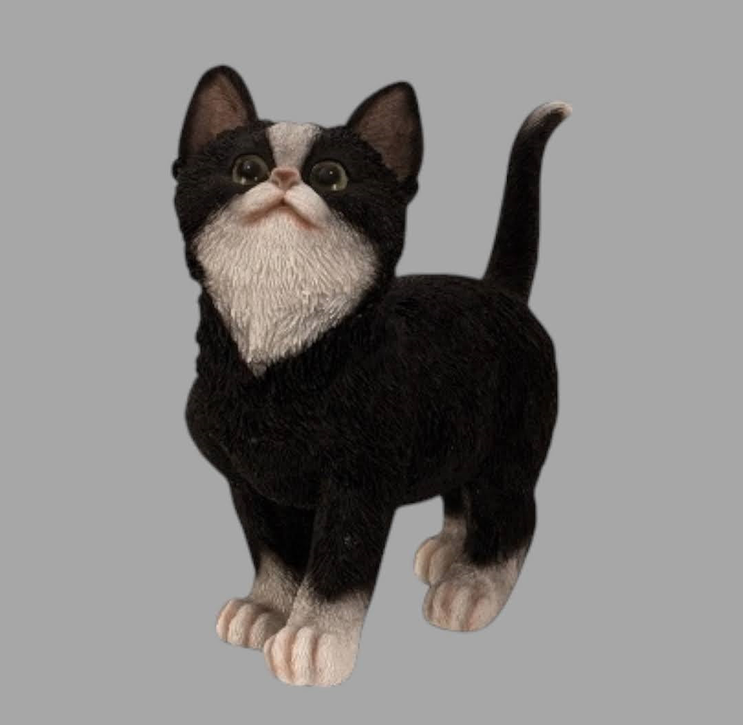 Kattefigur i polyresin som ligner keramik.