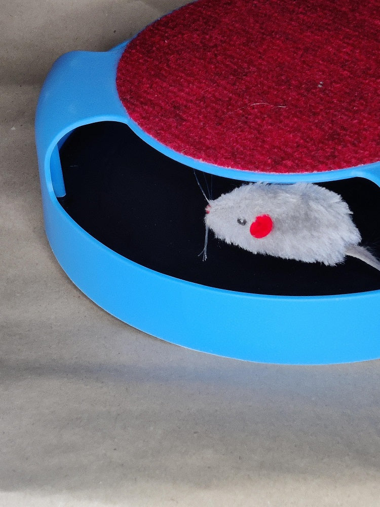 aktivitetslegetøj til kat - en rund flad box med en mus indeni som hele tiden flytter sig